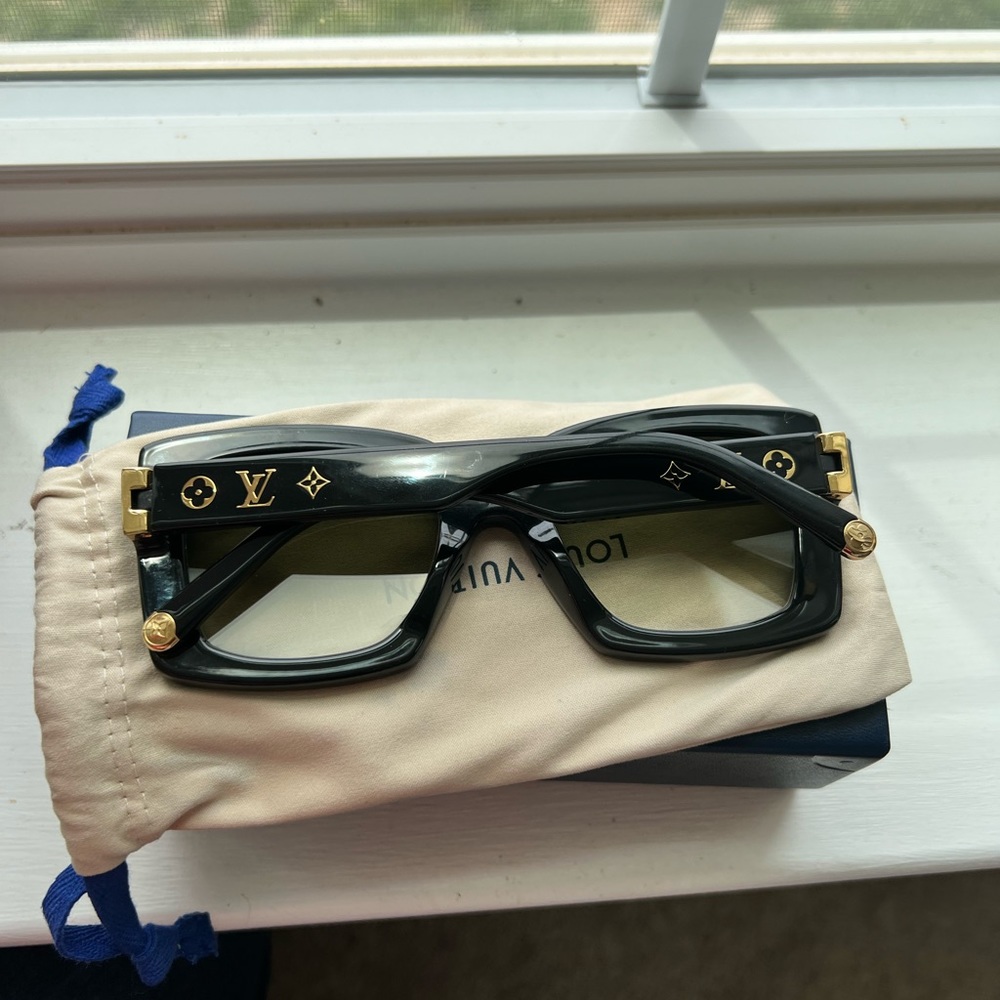 COPY - Authentic Louis Vuitton sunglasses. No flaws. Like new.
